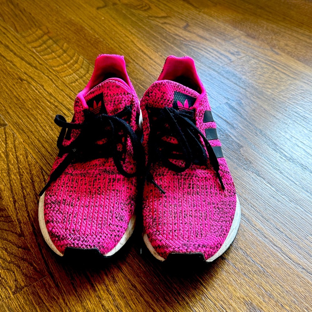 Adidas Swift Run J Shock Pink/Core Black Running Shoes WOMENS 6.5